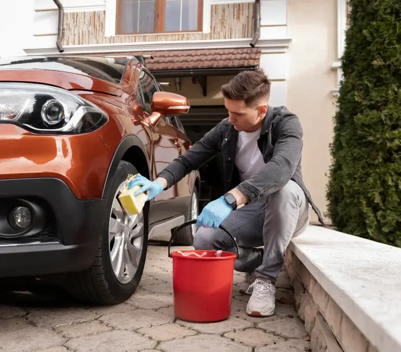 Lavage auto à domicile Saint-Martin-en-Haut : professionnel intervenant sur un véhicule